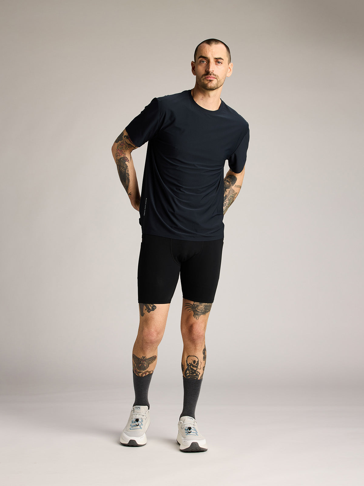 image-variant-color-black--